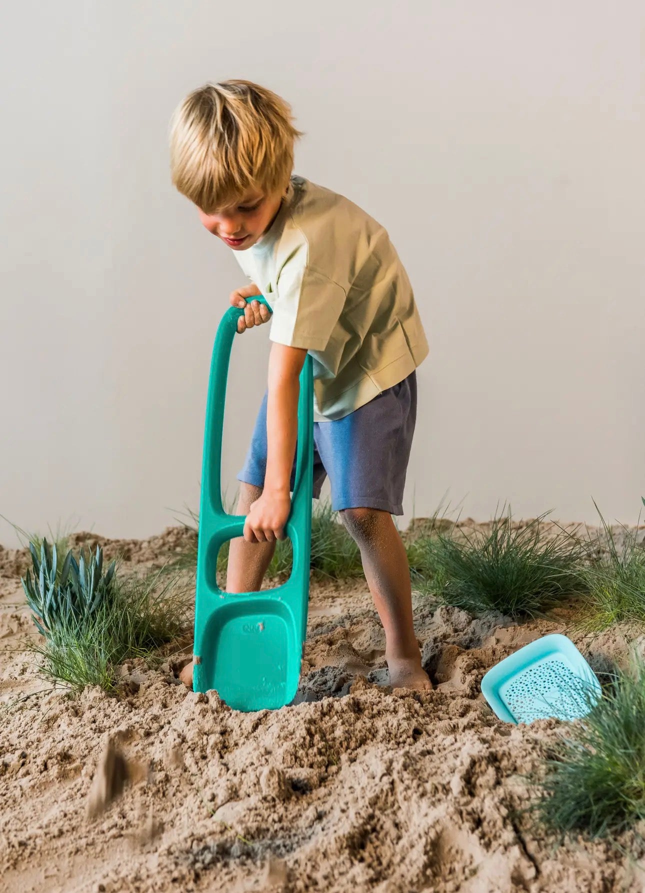 Vintage Lagoon- Quut Scoopi- Kids Sand and Snow Shovel w/ Easy Grip